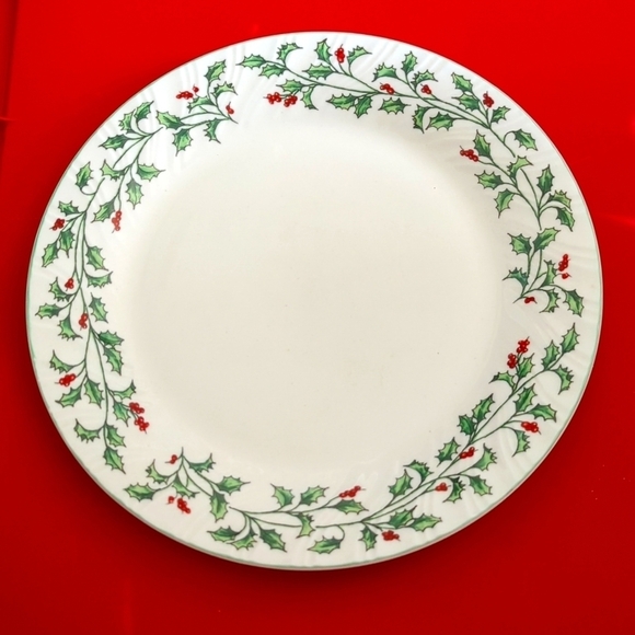 10" Plate Totally Today Holly Leaf Christmas Holiday - Picture 1 of 5